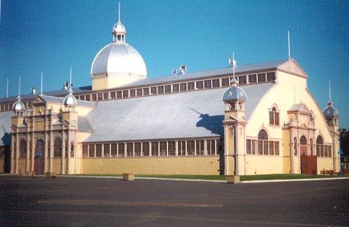 Three quarter picture of the building; Parks Canada / Parcs Canada, 1995