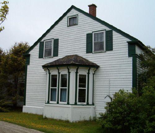 Side elevation showing bay window, Crowell-Smith House, Barrington Passage, 2004; Heritage Division, Nova Scotia Department of Tourism, Culture and Heritage, 2004