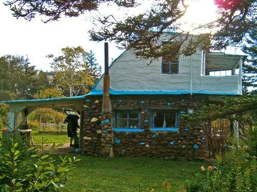 Side elevation showing portico and second storey balcony facing the Bay of Fundy, Blue Cottage, Hall's Harbour, NS, 2005.; Heritage Division, NS Dept. of Tourism, Culture and Heritage, 2005.