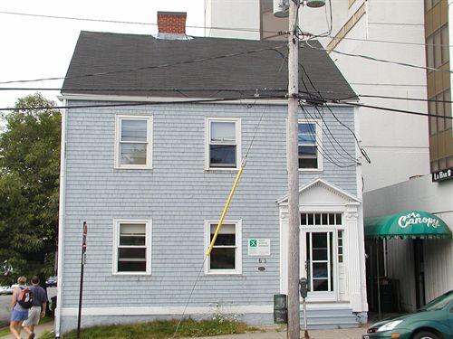Samuel Greenwood House, side hall plan, transom, sidelights, pediment, Dartmouth, Nova Scotia, 2005.; Heritage Division, NS Dept. of Tourism, Culture, and Heritage, 2005.