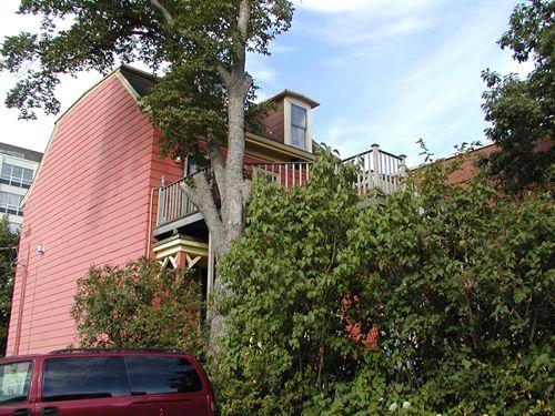 Alexander Lawlor House, rear elevation, Dartmouth, Nova Scotia, 2005.; Heritage Division, NS Dept. of Tourism, Culture and Heritage, 2005.