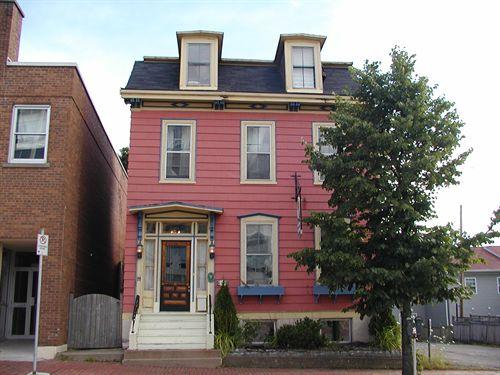 Alexander Lawlor House, front facade, Dartmouth, Nova Scotia, 2005.; Heritage Division, NS Dept. of Tourism, Culture and Heritage, 2005.