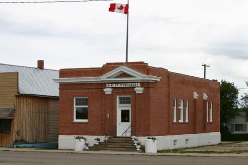 Primary elevation, from the southwest, of the Bank of Montreal Building, Ethelbert, 2005.; Historic Resources Branch, Manitoba Culture, Heritage and Tourism, 2005