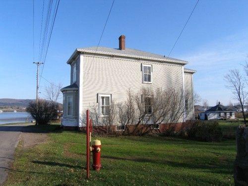 112-114 St. George Street, Annapolis Royal, N.S., north east elevation, 2005.; Heritage Division, NS Dept. of Tourism, Culture and Heritage, 2005								
