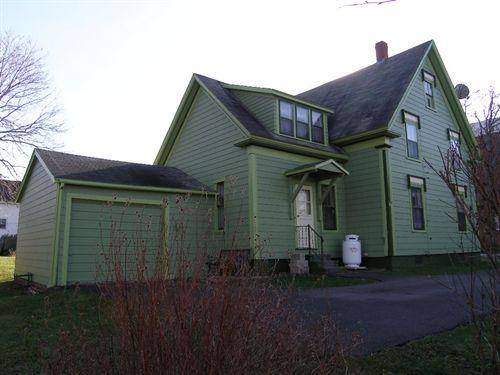 138 Ritchie Street, Annapolis Royal, N.S., north west elevation, 2005.; Heritage Division, NS Dept. of Tourism, Culture and Heritage, 2005								

