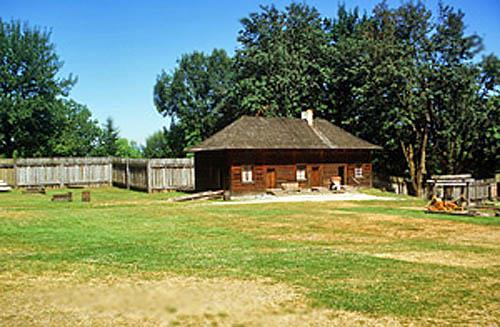 Corner view of the Servants' Quarters showing its compatible relationship with the Forts’ historic arrangement of buildings and landscapes, 2002.; Parks Canada Agency / Agence Parcs Canada, M. Trepanier, 2002.
