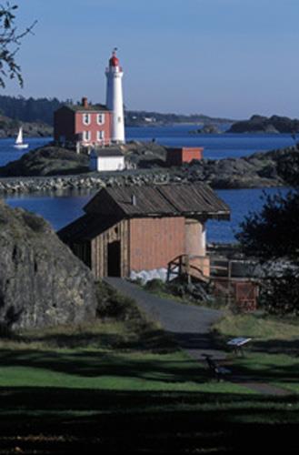 Panoramic view of the Searchlight N° 7 showing the careful attempt to create the impression of a boathouse with boat and rails sited on the rocky outcrop along the picturesque shoreline, 2003.; Parks Canada Agency / Agence Parcs Canada, C. Cheadle, 2003.