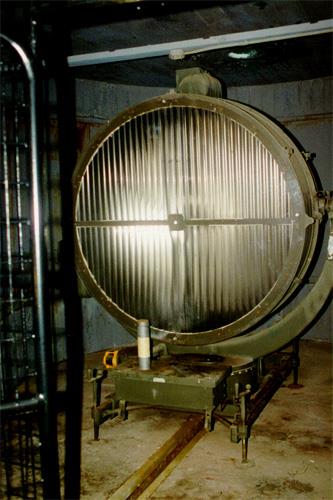 View of the inside of the Searchlight N° 7 building containing the original layout, the searchlight, and the remaining interior fittings, 1997.; Agence Parcs Canada / Parks Canada Agency, J. Mattie, 1997.