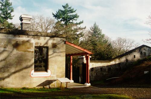 View of the Guardhouse's south side and part of the loopholed defensible wall near the gate, 1997.; Agence Parcs Canada / Parks Canada Agency, J. Mattie, 1997.