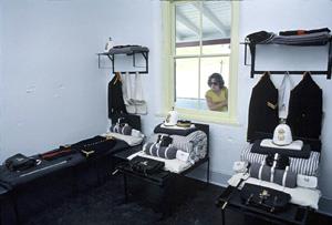 Interior of Casemate Barracks where the artillerymen of the Upper and Lower Batteries lived during times of war.; Agence Parcs Canada / Parks Canada Agency, C. Cheadle, 2003.