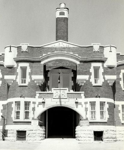 Main entrance of the Minto Armoury on St. Matthews Street, 1990.; Department of National Defence / Ministère de la Défense nationale, 1990.