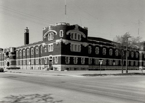 Southeast corner of Minto Armoury, 1990.; Department of National Defence / Ministère de la Défense nationale, 1990.