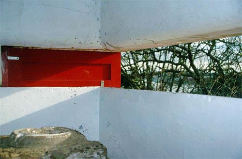 Interior view of the Battery Commander’s Post showing the simply detailed concrete formwork with rounded edges at openings, 1997.; Parks Canada Agency / Agence Parcs Canada, J. Mattie, 1997.