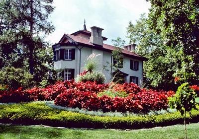 General view of Bellevue House, showing its wall construction of local limestone and the use of a white stucco wall finish, derived from the Italianate villas of British Picturesque designs, 1977.; Parks Canada Agency / Agence Parcs Canada, Mackenzie, 1977.