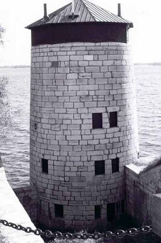General view of Branch Tower East, showing the simple geometric massing of the massive ashlar faced circular tower, 1996.; Parks Canada | Parcs Canada, Graham, 1996