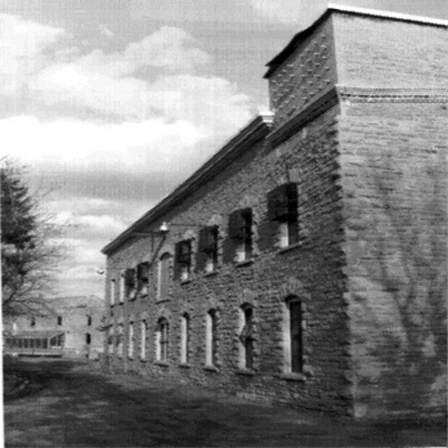 Corner view of the Ottawa Hydro Generating Station No. 2, showing its massing and choice of construction materials which are similar to those of the surrounding industrial buildings on Victoria Island and Amelia Island, 1992.; Agence Parcs Canada / Parks Canada Agency
