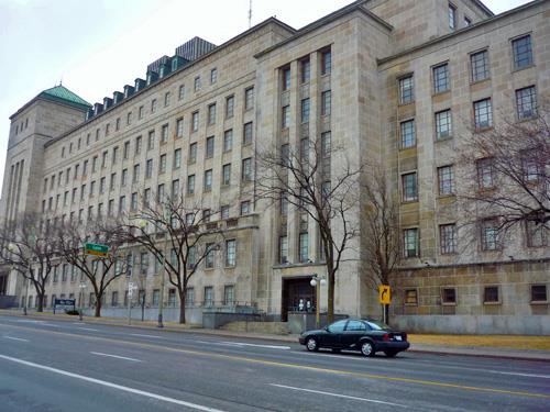 General view of the West Memorial Building showing the stepped volume, flattened detail, tall shadow piers between windows, 2011.; Parks Canada Agency / Agence Parcs Canada, M. Therrien, 2011.