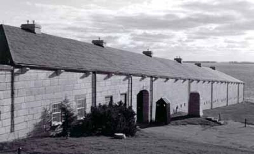 General view of the Commissariat Stores / Reverse Fire Chamber West, showing the simple, plain geometric massing of the solidly built ashlar faced rectangular building, 1996.; Parks Canada | Parcs Canada, Graham, 1996.