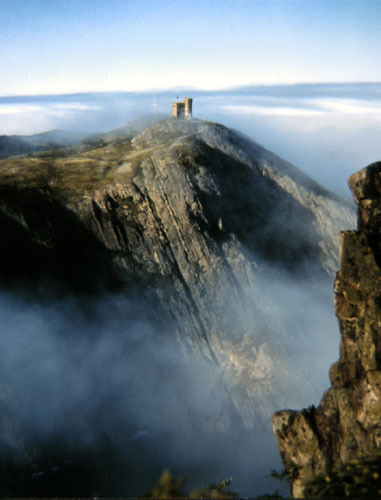 General view of Signal Hill, showing the 106-hectare Signal Hill landscape with its steep seaside cliffs.; Parks Canada Agency/Agence Parcs Canada.