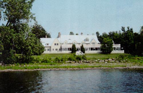 Rear view of D.F. Angus house in the Senneville Historic District National Historic Site of Canada, 2001.; Agence Parcs Canada / Parks Canada Agency, M. Pelletier, 2001.