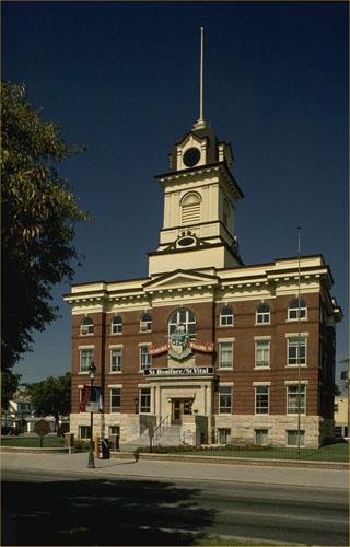 Main entrance of St. Boniface City Hall, 1986.; Parks CanadaAgency /Agence Parcs Canada, 1986.