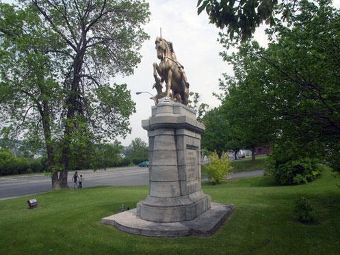 Socle de la Statue-Équestre-de-Saint-Georges; Ministère de la Culture et des Communications, Jean-François Rodrigue, 2004