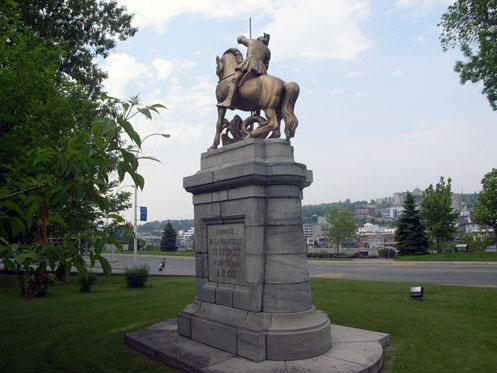 Socle de la Statue-Équestre-de-Saint-Georges; Ministère de la Culture et des Communications, Jean-François Rodrigue, 2004