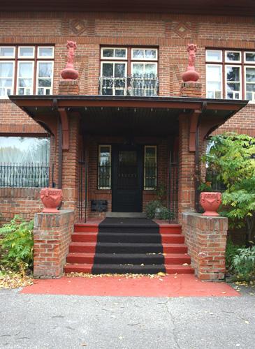 Porch detail of the Taylor House, Portage la Prairie, 2005; Historic Resources Branch, Manitoba Culture, Heritage, Tourism and Sport, 2005