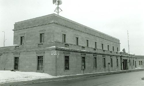 General view of the VIA Rail Station, showing a façade, 1990.; Agence Parcs Canada / Parks Canada Agency, R. Goodspeed, 1990.