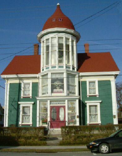 Front elevation of Senator John Lovitt House, Yarmouth, NS, 2006.; Heritage Division, NS Dept. of Tourism, Culture and Heritage, 2006