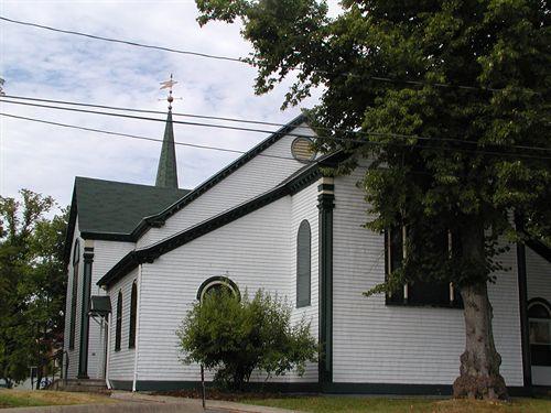 Christ Church, rear and side view from Dundas and Ochterloney Streets, Dartmouth, Nova Scotia, 2005.; Heritage Division, NS Dept. of Tourism, Culture and Heritage, 2005.