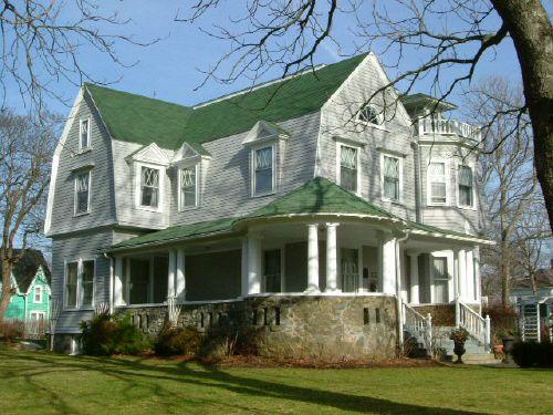 West perspective of front and west sides of the Thomas V.B. Bingay House, Yarmouth, NS, 2006.; Heritage Division, NS Dept. of Tourism, Culture and Heritage, 2006