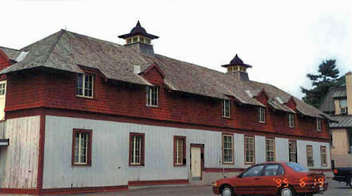 General view of the south elevation of the Service Building showing the two-storey massing, 1995.; Parks Canada Agency / Agence Parcs Canada, C. Zacconi, 1995.