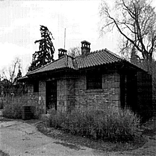 Corner view of the Patterson Creek Pavillion, 1994.; Parks Canada Agency/Agence Parcs Canada, Leslie Maitland, 1994.