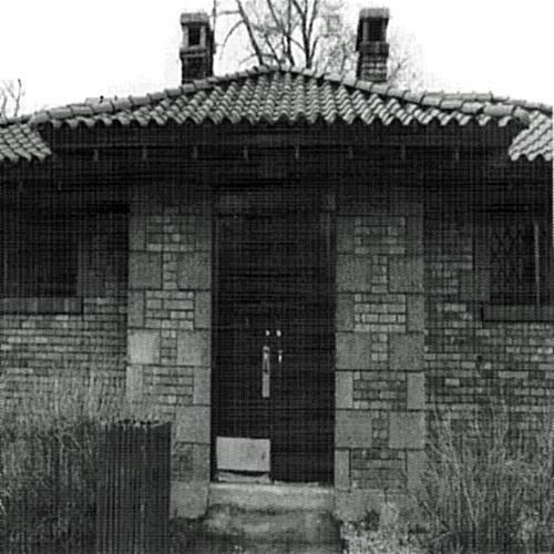 Front view of the Patterson Creek Pavilion, 1994.; Parks Canada Agency/Agence Parcs Canada, Leslie Maitland, 1994.