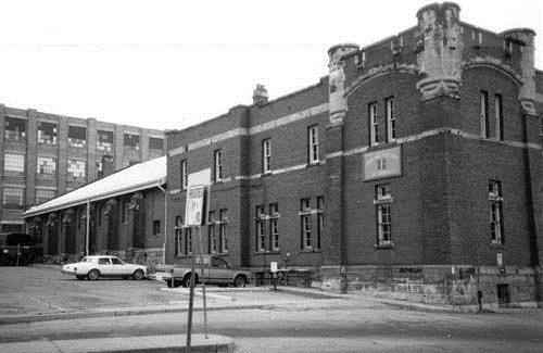 Side view of the building, 1986; Department of National Defence/Ministère de la défense nationale, 1986.