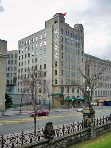 General view of the National Press Building emphasizing the large massing and high-rise design of the symmetrical structure, 2011.; Parks Canada Agency / Agence Parcs Canada, M. Therrien, 2011.