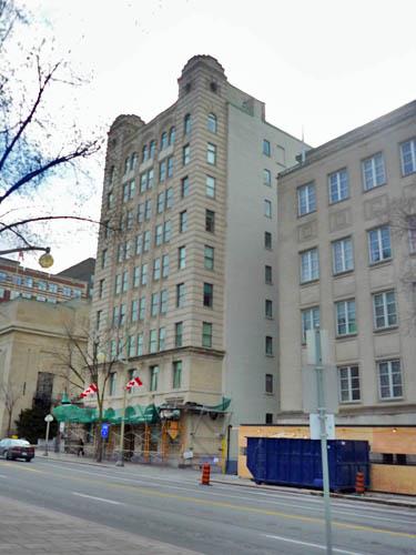 Corner view of the National Press Building showing the two-storey base clad in Indiana limestone, and the seven-storey shaft clad in terra-cotta panels, 2011.; Parks Canada Agency / Agence Parcs Canada, M. Therrien, 2011.