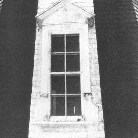 Detail view of the Lighthouse, showing the triangular shaped lintels capping the windows, 1975.; Parks Canada Agency / Agence Parcs Canada Dudley Witney, 1975.