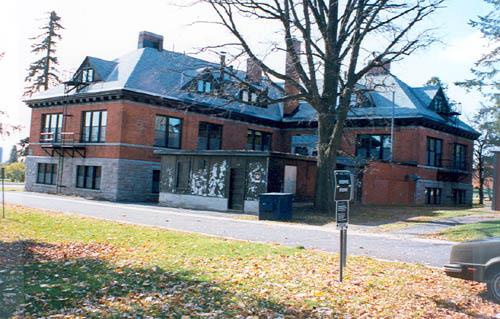 Corner view of the Nutrition Building, 1991.; Department of Agriculture and Agri-Food / Ministère de l'Agriculture et de l'Agroalimentaire, 1991.