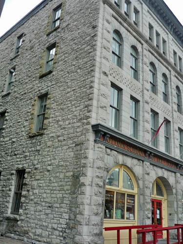 Corner view of the Ottawa School of Art showing the plain stonework of the sidewalls, 2011.; Parks Canada Agency / Agence Parcs Canada, M. Therrien, 2011.