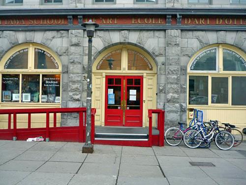 Detail view of the Ottawa School of Art emphasizing the ground floor, central double entrance set within one of the large, round-headed, arched openings and the regularly placed window openings, 2011.; Parks Canada Agency / Agence Parcs Canada, M. Therrien, 2011.