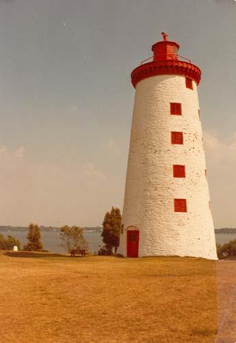 General view of the Windmill Tower, 1987.; Agence Parks Canada, Bureau régional de l'Ontario / Parks Canada Agency, Ontario Regional Office, 1987.