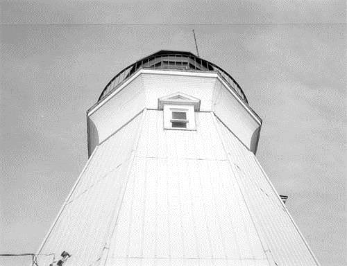 View of the top of the Rear Range Lighttower, 1987.; Department of Transportation/Ministère des transports, 1987.