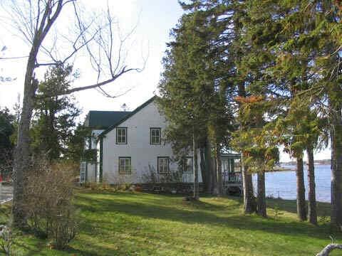 The de Olloqui House, east elevation, 2004.; Village of Rexton