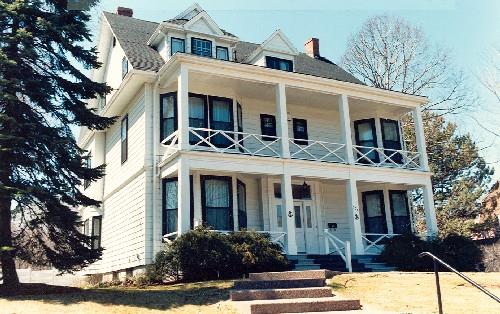 Corner view of the Admiral's House, showing its prominent two-storey verandah across the front façade, 1990.; Department of National Defence  / Ministère de la Défense nationale, 1990.