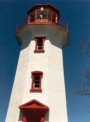 Detail of the Lighttower top portion, 1987.; Department of Transport / Ministère des Transports, 1987.