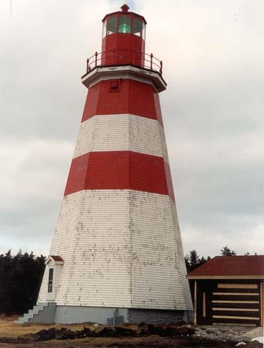General view of the Lighthouse, 1989.; Agence Parcs Canada / Parks Canada Agency, D. Carter - Edwards, 1989.
