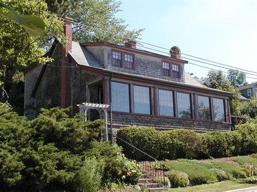 John Salisbury House, side entrance to porch, Dartmouth, Nova Scotia, 2005.; HRM Planning and Development Services, Heritage Property Program, 2005.