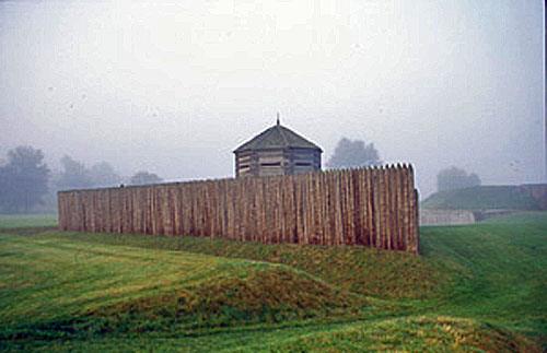 Panoramic view of the Octagonal Blockhouse emphasizing its role as a component of the group of structures from the Fort George National Historic Site of Canada complex, and its high profile on the south redan, 1977; Parks Canada Agency / Agence Parcs Canada, G. Tayler, 1977.